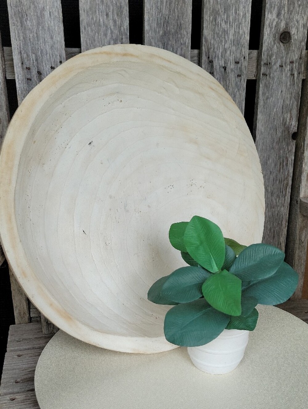 Neutral Round Lightweight Wood Accent Bowl 🦩